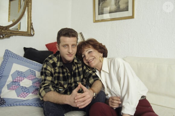 La célèbre actrice est malheureusement décédée à l'âge de 95 ans le 1er décembre 2018
Archive - En France, à Paris, Maria Pacôme chez elle avec son fils François Pacôme en décembre 1992