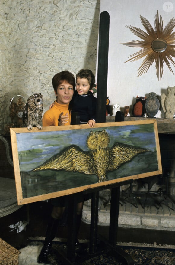 Archive - Maria Pacôme et son fils François posant derrière un chevalet présentant une de ses peintures le 22 octobre 1968.