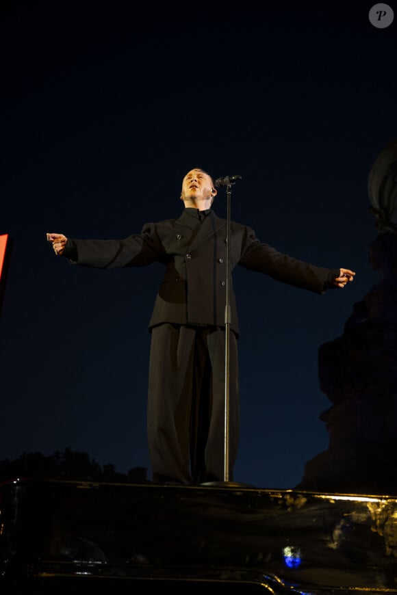 Eddy De Pretto - Concert de la Place de la République en marge de l'émission "Paris Accueille La Flamme", présentée par L.Thilleman et M. Bouhafsi et diffusée en direct sur France 2 à Paris le 15 juillet 2024. Au terme de deux jours de festivités dans la capitale les 14 et 15 juillet, la flamme olympique achève son parcours parisien sur la place de la République. © Jack Tribeca /