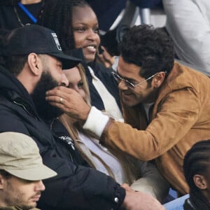 L'humoriste s'est rendu à un match opposant le PSG au RCL au Parc des princes le 2 novembre 2024. 
Le rappeur La fouine et sa compagne, Jamel Debbouze et Leon Debbouze en tribunes du match de Ligue 1 McDonald's opposant le Paris Saint-Germain (PSG) au Racing Club de Lens (RCL) (1-0) au Parc des Princes à Paris, France, le 2 novembre 2024. © Cyril Moreau/Bestimage