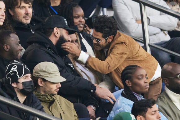 L'humoriste s'est rendu à un match opposant le PSG au RCL au Parc des princes le 2 novembre 2024. 
Le rappeur La fouine et sa compagne, Jamel Debbouze et Leon Debbouze en tribunes du match de Ligue 1 McDonald's opposant le Paris Saint-Germain (PSG) au Racing Club de Lens (RCL) (1-0) au Parc des Princes à Paris, France, le 2 novembre 2024. © Cyril Moreau/Bestimage