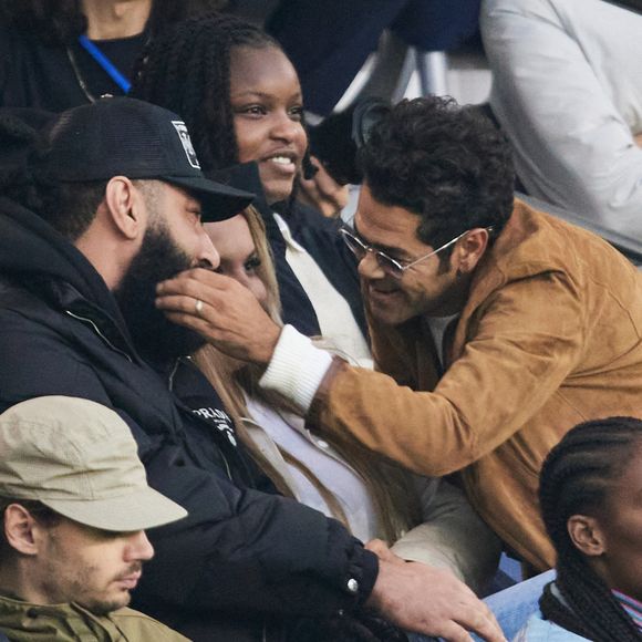 L'humoriste s'est rendu à un match opposant le PSG au RCL au Parc des princes le 2 novembre 2024. 
Le rappeur La fouine et sa compagne, Jamel Debbouze et Leon Debbouze en tribunes du match de Ligue 1 McDonald's opposant le Paris Saint-Germain (PSG) au Racing Club de Lens (RCL) (1-0) au Parc des Princes à Paris, France, le 2 novembre 2024. © Cyril Moreau/Bestimage