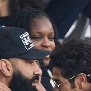 Il a été photographié aux côtés du rappeur La Fouine, originaire de Trappes comme lui. 
Le rappeur La fouine et sa compagne, Jamel Debbouze et Leon Debbouze en tribunes du match de Ligue 1 McDonald's opposant le Paris Saint-Germain (PSG) au Racing Club de Lens (RCL) (1-0) au Parc des Princes à Paris, France, le 2 novembre 2024. © Cyril Moreau/Bestimage