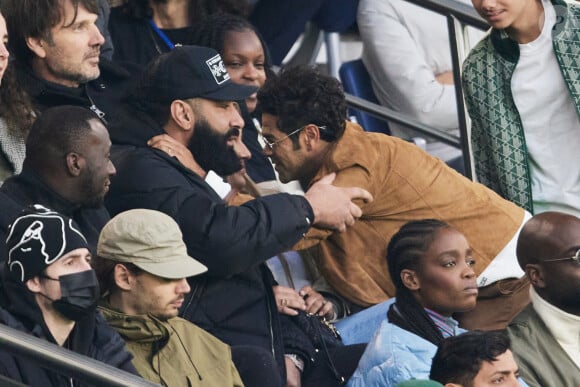 Il a été photographié aux côtés du rappeur La Fouine, originaire de Trappes comme lui. 
Le rappeur La fouine et sa compagne, Jamel Debbouze et Leon Debbouze en tribunes du match de Ligue 1 McDonald's opposant le Paris Saint-Germain (PSG) au Racing Club de Lens (RCL) (1-0) au Parc des Princes à Paris, France, le 2 novembre 2024. © Cyril Moreau/Bestimage