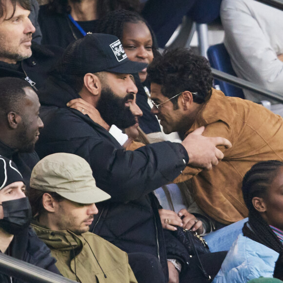 Il a été photographié aux côtés du rappeur La Fouine, originaire de Trappes comme lui. 
Le rappeur La fouine et sa compagne, Jamel Debbouze et Leon Debbouze en tribunes du match de Ligue 1 McDonald's opposant le Paris Saint-Germain (PSG) au Racing Club de Lens (RCL) (1-0) au Parc des Princes à Paris, France, le 2 novembre 2024. © Cyril Moreau/Bestimage