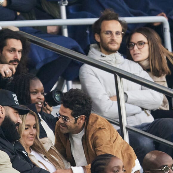 Les deux hommes n'ont jamais caché leur admiration l'un pour l'autre. 
Le rappeur La fouine et sa compagne, Jamel Debbouze et Leon Debbouze en tribunes du match de Ligue 1 McDonald's opposant le Paris Saint-Germain (PSG) au Racing Club de Lens (RCL) (1-0) au Parc des Princes à Paris, France, le 2 novembre 2024. © Cyril Moreau/Bestimage