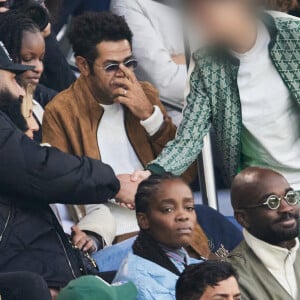 Le rappeur La fouine et sa compagne, Jamel Debbouze et Leon Debbouze en tribunes du match de Ligue 1 McDonald's opposant le Paris Saint-Germain (PSG) au Racing Club de Lens (RCL) (1-0) au Parc des Princes à Paris, France, le 2 novembre 2024. © Cyril Moreau/Bestimage