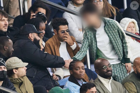 Le rappeur La fouine et sa compagne, Jamel Debbouze et Leon Debbouze en tribunes du match de Ligue 1 McDonald's opposant le Paris Saint-Germain (PSG) au Racing Club de Lens (RCL) (1-0) au Parc des Princes à Paris, France, le 2 novembre 2024. © Cyril Moreau/Bestimage