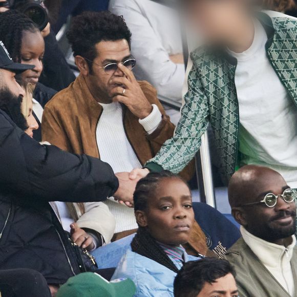 Le rappeur La fouine et sa compagne, Jamel Debbouze et Leon Debbouze en tribunes du match de Ligue 1 McDonald's opposant le Paris Saint-Germain (PSG) au Racing Club de Lens (RCL) (1-0) au Parc des Princes à Paris, France, le 2 novembre 2024. © Cyril Moreau/Bestimage