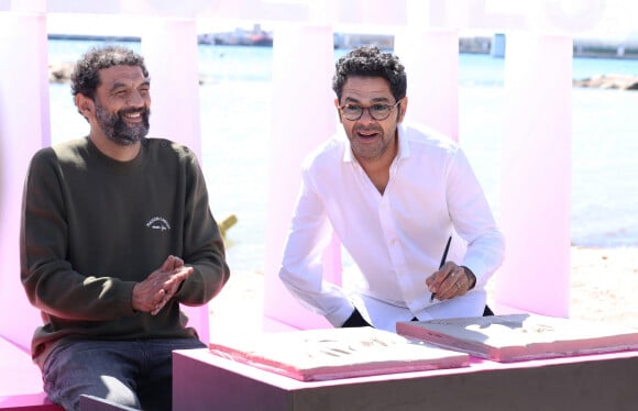 Jamel Debbouze et Ramzy Bedia lors du photocall de la série ''Terminal' sur la plage du Majestic lors de la 7ème saison de 'CanneSeries' à Cannes le 6 Avril 2024. © Denis Guignebourg/BestImage