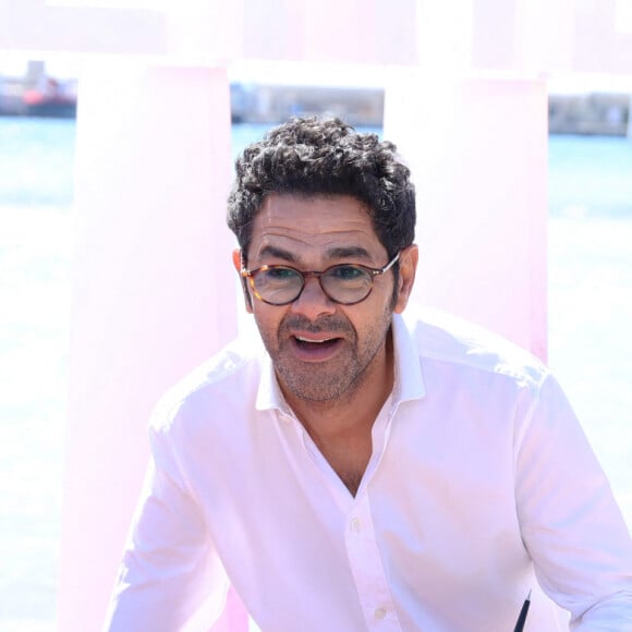 Jamel Debbouze et Ramzy Bedia lors du photocall de la série ''Terminal' sur la plage du Majestic lors de la 7ème saison de 'CanneSeries' à Cannes le 6 Avril 2024. © Denis Guignebourg/BestImage