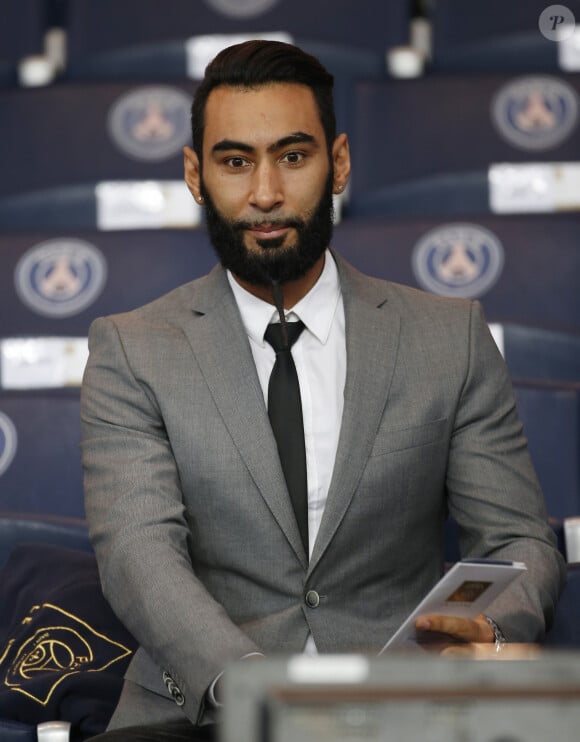 De son côté, Jamel Debbouze a publié dans la foulée du match du PSG un selfie avec son fils et La Fouine avec écrit en légende "Trappiste". Un retour aux sources qui fait sourire. 
La Fouine (Laouni Mouhid) lors du match Psg-Saint-Etienne Ligue 1 au Parc des Princes à Paris, le 25 octobre 2015. © Agence/Bestimage