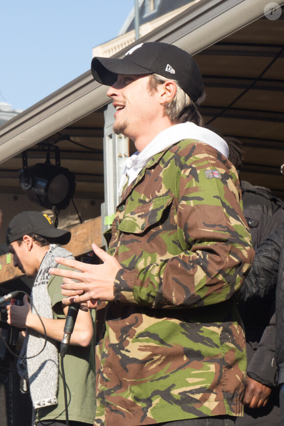 Aux accusations de violences 
Concert sauvage du rappeur Nekfeu en soutien au mouvement Nuit Debout place de la République à Paris, le 1er mai 2016.