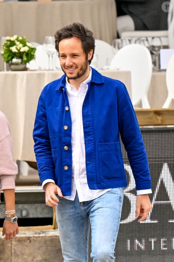 Soutenu par une femme de l'ombre
Le chanteur Vianney à la reconnaissance du prix Barnes lors de la 10ème édition du "Longines Paris Eiffel Jumping" à la Plaine de Jeux de Bagatelle à Paris, France, le 22 juin 2024. © Perusseau-Veeren/Bestimage 