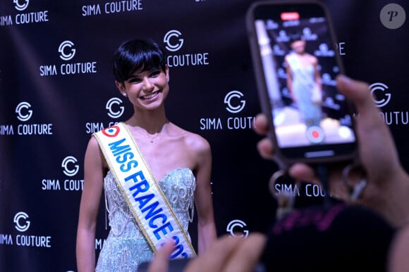 Exclusif - Eve Gilles (Miss France 2024) - Défilé de mode "Sima Couture" à Enghien le 5 novembre 2024. © Rachid Bellak/Bestimage