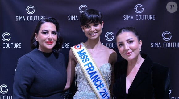 Exclusif - Silva Erkoc, Eve Gilles (Miss France 2024), la créatrice Nazli Mendes - Défilé de mode "Sima Couture" à Enghien le 5 novembre 2024. © Rachid Bellak/Bestimage