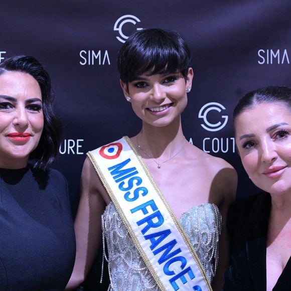 Exclusif - Silva Erkoc, Eve Gilles (Miss France 2024), la créatrice Nazli Mendes - Défilé de mode "Sima Couture" à Enghien le 5 novembre 2024. © Rachid Bellak/Bestimage