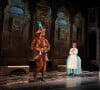 Tom Leeb, Sarah Biasini et Caterina Murino, sur la scène du théâtre des Bouffes Parisiens pour la pièce "La Veuve rusée". ©Alessandro Camillo