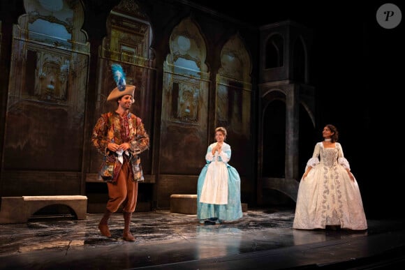 Tom Leeb, Sarah Biasini et Caterina Murino, sur la scène du théâtre des Bouffes Parisiens pour la pièce "La Veuve rusée". ©Alessandro Camillo