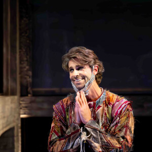 Tom Leeb sur la scène du théâtre des Bouffes Parisiens pour "La Veuve rusée". ©Béatrice Livet