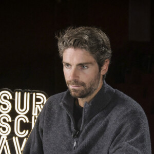 Tom Leeb sur le tournage de "Sur scène avec" au théâtre des Bouffes parisiens pour la pièce "La Veuve rusée" dans laquelle il joue Arlequin. ©Bestimage/Jack Tribeca