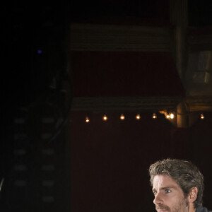 Tom Leeb sur le tournage de "Sur scène avec" au théâtre des Bouffes parisiens pour la pièce "La Veuve rusée" dans laquelle il joue Arlequin. ©Bestimage/Jack Tribeca