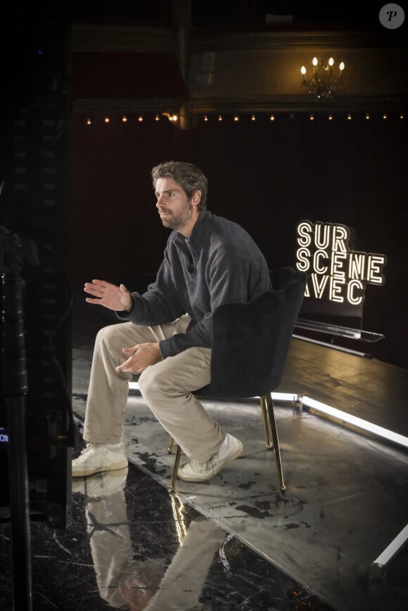 Tom Leeb sur le tournage de "Sur scène avec" au théâtre des Bouffes parisiens pour la pièce "La Veuve rusée" dans laquelle il joue Arlequin. ©Bestimage/Jack Tribeca