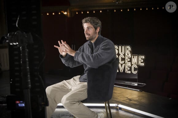 Tom Leeb sur le tournage de "Sur scène avec" au théâtre des Bouffes parisiens pour la pièce "La Veuve rusée" dans laquelle il joue Arlequin. ©Bestimage/Jack Tribeca