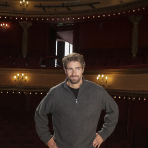 Tom Leeb sur le tournage de "Sur scène avec" au théâtre des Bouffes parisiens pour la pièce "La Veuve rusée" dans laquelle il joue Arlequin.©Bestimage/Jack Tribeca