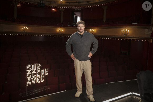 Tom Leeb sur le tournage de "Sur scène avec" au théâtre des Bouffes parisiens pour la pièce "La Veuve rusée" dans laquelle il joue Arlequin.©Bestimage/Jack Tribeca