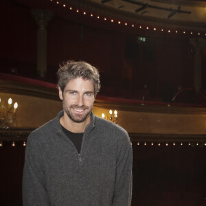 Tom Leeb sur le tournage de "Sur scène avec" au théâtre des Bouffes parisiens pour la pièce "La Veuve rusée" dans laquelle il joue Arlequin. ©Bestimage/Jack Tribeca