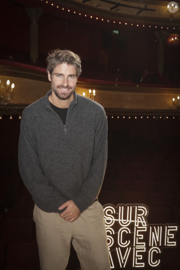 Tom Leeb sur le tournage de "Sur scène avec" au théâtre des Bouffes parisiens pour la pièce "La Veuve rusée" dans laquelle il joue Arlequin. ©Bestimage/Jack Tribeca