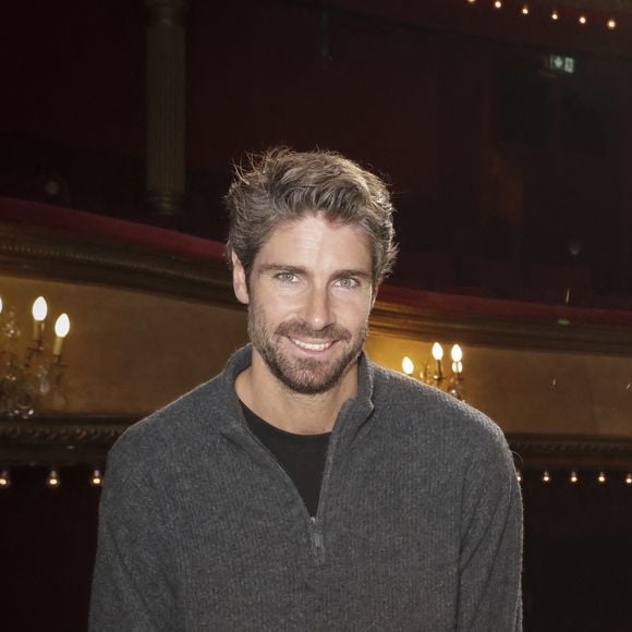 Tom Leeb sur le tournage de "Sur scène avec" au théâtre des Bouffes parisiens pour la pièce "La Veuve rusée" dans laquelle il joue Arlequin. ©Bestimage/Jack Tribeca