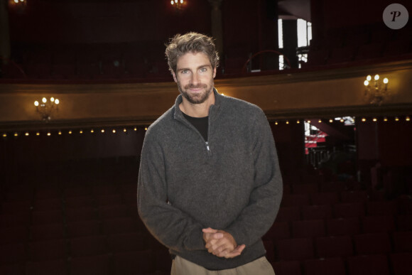 Tom Leeb sur le tournage de "Sur scène avec" au théâtre des Bouffes parisiens pour la pièce "La Veuve rusée" dans laquelle il joue Arlequin. ©Bestimage/Jack Tribeca