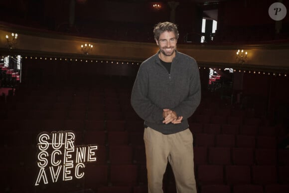 Tom Leeb sur le tournage de "Sur scène avec" au théâtre des Bouffes parisiens pour la pièce "La Veuve rusée" dans laquelle il joue Arlequin. ©Bestimage/Jack Tribeca