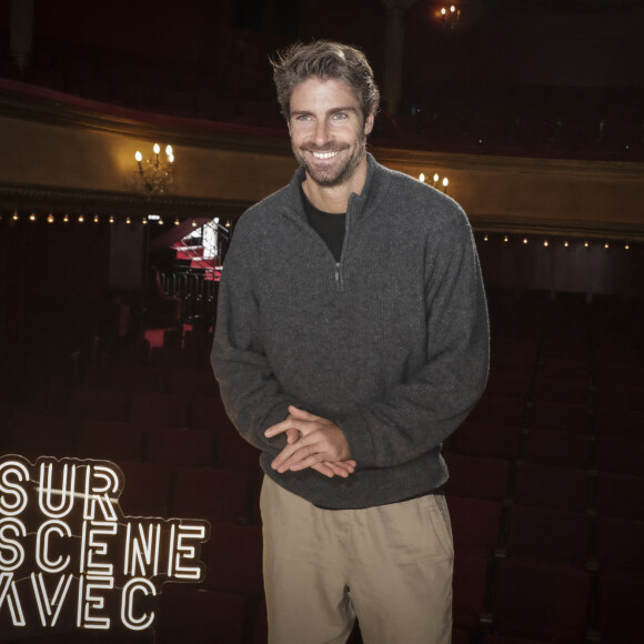 Tom Leeb sur le tournage de "Sur scène avec" au théâtre des Bouffes parisiens pour la pièce "La Veuve rusée" dans laquelle il joue Arlequin.