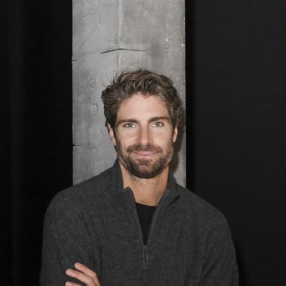 Tom Leeb sur le tournage de "Sur scène avec" au théâtre des Bouffes parisiens pour la pièce "La Veuve rusée" dans laquelle il joue Arlequin.