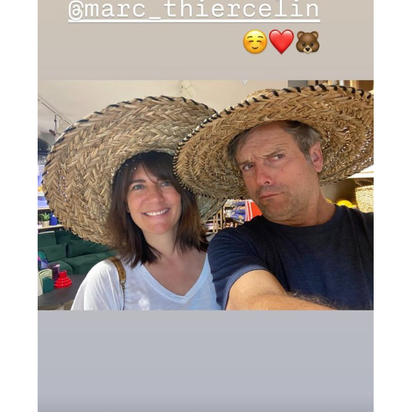 Si on le reconnaît bien sur les deux images, il est facile de constater que le voyage s'est révélé éprouvant physiquement pour le navigateur de 36 ans à l'époque.
Il s'agit d'un selfie de Estelle Denis et Marc Thiercelin en vacances
