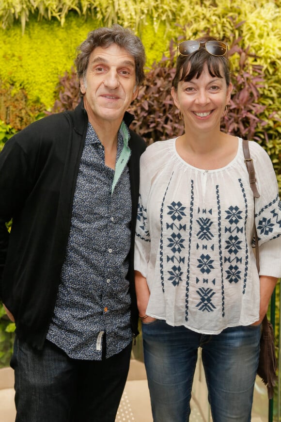 Shirley et Dino (Gilles et Corinne Benizio) - Photocall du tournoi de babyfoot à l'occasion de la 7ème Coupe du monde de football féminin au village by CA (Crédit Agricole) à Paris. Le 8 juin 2015