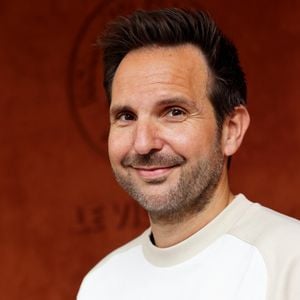 "Je me suis installé à Montmartre par amour pour ma femme qui adore ce quartier, et je dois dire que j'aime beaucoup y vivre"
Le chef pâtissier, Christophe Michalak au village (jour 10) lors des Internationaux de France de Tennis de Roland Garros 2022 à Paris, France, le 31 mai 2022. © Dominique Jacovides/Bestimage 
