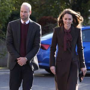 Le prince William a récemment exprimé sa fierté envers sa femme, bien qu'il ait vécu "l'année la plus difficile"
Le prince William, prince de Galles, et Catherine (Kate) Middleton, princesse de Galles, visitent le centre communautaire de Southport pour rencontrer les familles des personnes prises dans l'attaque au couteau de Southport plus tôt cette année, à Southport, Merseyside, Royaume-Uni, le 10 octobre 2024. © Danny Lawson/WPA-Pool/Bestimage