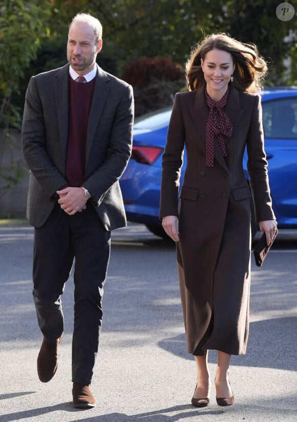 Le prince William a récemment exprimé sa fierté envers sa femme, bien qu'il ait vécu "l'année la plus difficile"
Le prince William, prince de Galles, et Catherine (Kate) Middleton, princesse de Galles, visitent le centre communautaire de Southport pour rencontrer les familles des personnes prises dans l'attaque au couteau de Southport plus tôt cette année, à Southport, Merseyside, Royaume-Uni, le 10 octobre 2024. © Danny Lawson/WPA-Pool/Bestimage