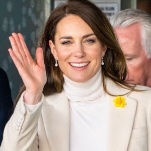 Londres, ROYAUME-UNI - La duchesse de Cambridge, Kate Middleton, a fait le point sur son traitement et son rétablissement. Elle a terminé sa chimiothérapie et se concentre désormais sur le maintien d'un mode de vie sans cancer. Elle a partagé une vidéo dans laquelle on la voit, ainsi que le prince William et ses enfants, le prince George, la princesse Charlotte et le prince Louis.