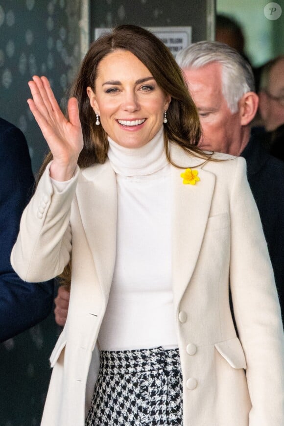 Londres, ROYAUME-UNI - La duchesse de Cambridge, Kate Middleton, a fait le point sur son traitement et son rétablissement. Elle a terminé sa chimiothérapie et se concentre désormais sur le maintien d'un mode de vie sans cancer. Elle a partagé une vidéo dans laquelle on la voit, ainsi que le prince William et ses enfants, le prince George, la princesse Charlotte et le prince Louis.