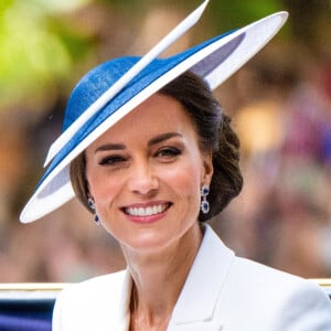 La duchesse de Cambridge, Kate Middleton, a fait le point sur son traitement et son rétablissement. Elle a terminé sa chimiothérapie et se concentre désormais sur le maintien d'un mode de vie sans cancer. Elle a partagé une vidéo dans laquelle on la voit, ainsi que le prince William et ses enfants, le prince George, la princesse Charlotte et le prince Louis. Sur la photo : Kate Middleton, princesse de Galles