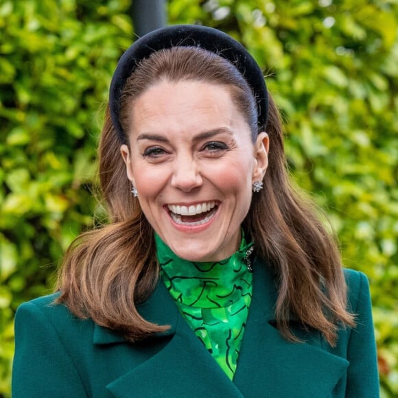 Kate Middleton, princesse de Galles, signe son grand retour après une année marquée par des soucis de santé
Londres, ROYAUME-UNI - La duchesse de Cambridge, Kate Middleton, a fait le point sur son traitement et son rétablissement. Elle a terminé sa chimiothérapie et se concentre désormais sur le maintien d'un mode de vie sans cancer. Elle a partagé une vidéo dans laquelle on la voit, ainsi que le prince William et ses enfants, le prince George, la princesse Charlotte et le prince Louis. Sur la photo : Kate Middleton, princesse de Galles