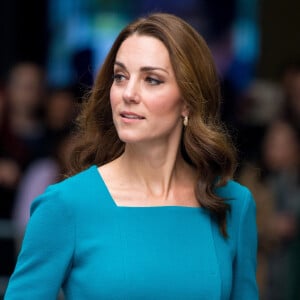 Ce week-end, sa participation à deux événements importants, marque son premier engagement public en deux jours consécutifs depuis le début de l'année
La duchesse de Cambridge, Kate Middleton, a fait le point sur son traitement et son rétablissement. Elle a terminé sa chimiothérapie et se concentre désormais sur le maintien d'un mode de vie sans cancer. Elle a partagé une vidéo dans laquelle on la voit, ainsi que le prince William et ses enfants, le prince George, la princesse Charlotte et le prince Louis. 