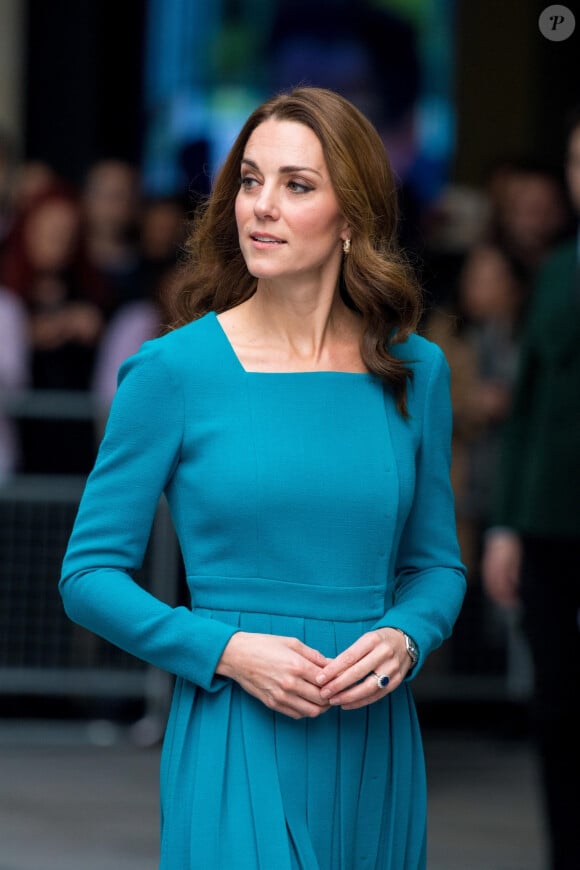 Ce week-end, sa participation à deux événements importants, marque son premier engagement public en deux jours consécutifs depuis le début de l'année
La duchesse de Cambridge, Kate Middleton, a fait le point sur son traitement et son rétablissement. Elle a terminé sa chimiothérapie et se concentre désormais sur le maintien d'un mode de vie sans cancer. Elle a partagé une vidéo dans laquelle on la voit, ainsi que le prince William et ses enfants, le prince George, la princesse Charlotte et le prince Louis. 