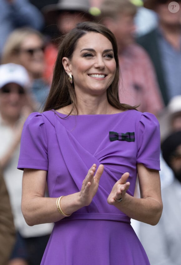 Elle se prépare à rejoindre la famille royale pour participer bientôt aux cérémonies du Souvenir en Angleterre
Kate Middleton annonce avoir terminé son traitement de chimiothérapie - La princesse Catherine de Galles lors de la finale Hommes du tournoi de tennis de Wimbledon. 