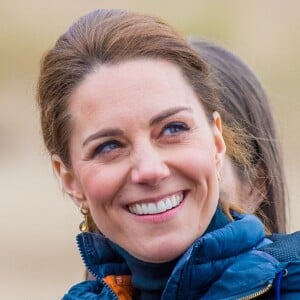 Londres, ROYAUME-UNI - La duchesse de Cambridge, Kate Middleton, a fait le point sur son traitement et son rétablissement. Elle a terminé sa chimiothérapie et se concentre désormais sur le maintien d'un mode de vie sans cancer. Elle a partagé une vidéo dans laquelle on la voit, ainsi que le prince William et ses enfants, le prince George, la princesse Charlotte et le prince Louis.